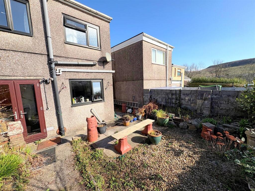 Rear Garden e.jpg