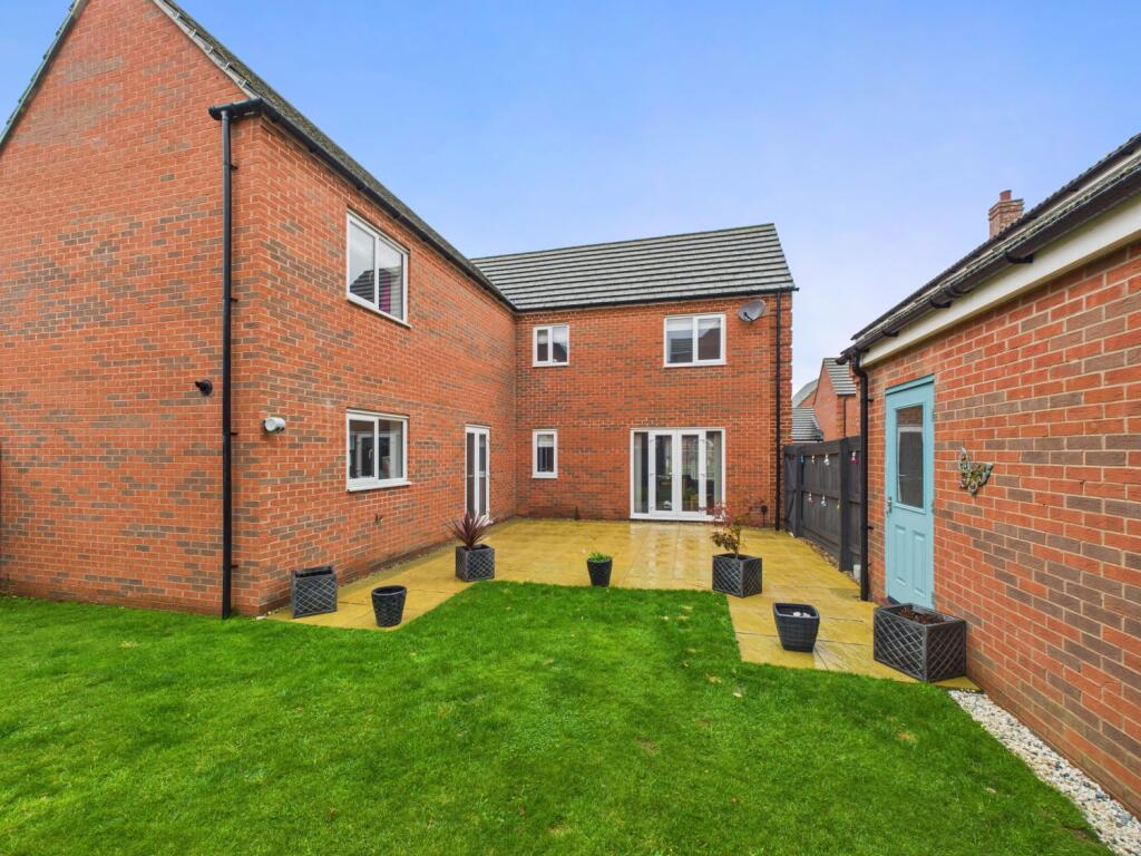 27. CAM04922G0-PR0070-STILL029