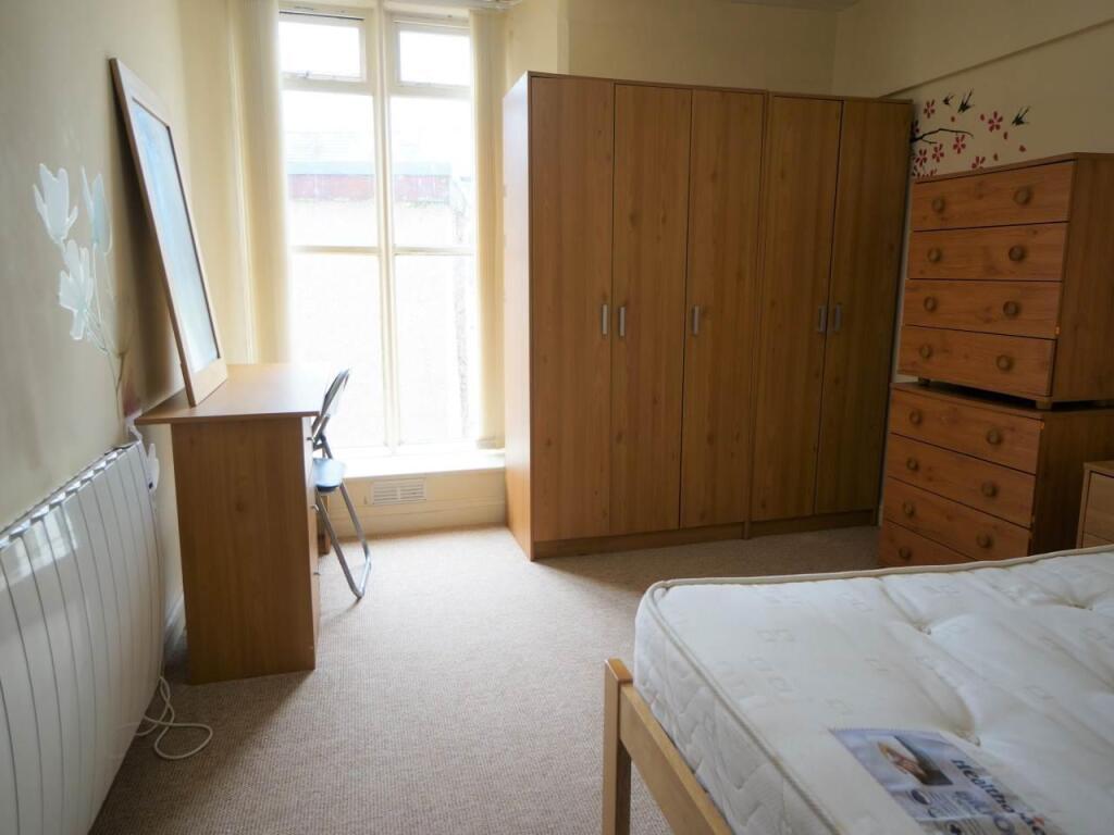 3Ebenezer_bedroom1.jpg