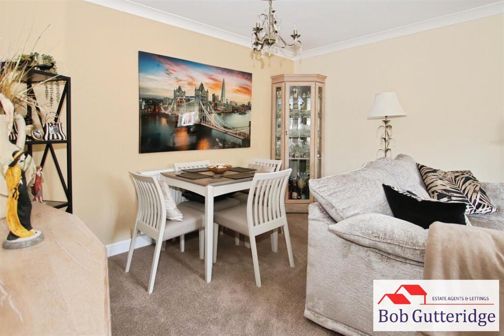LOUNGE / DINING ROOM