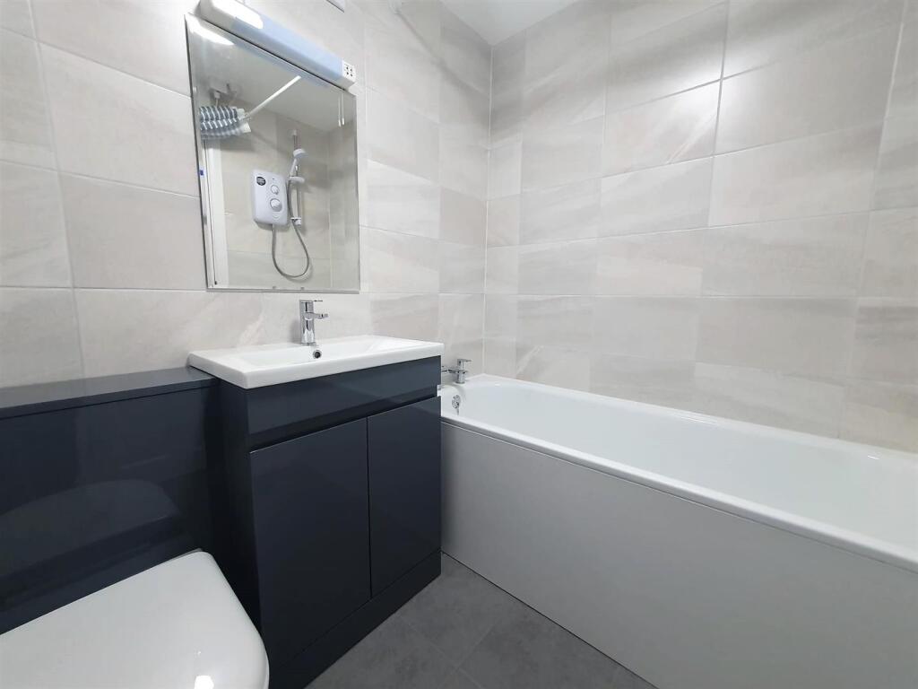 13 Trevelga Court Bathroom