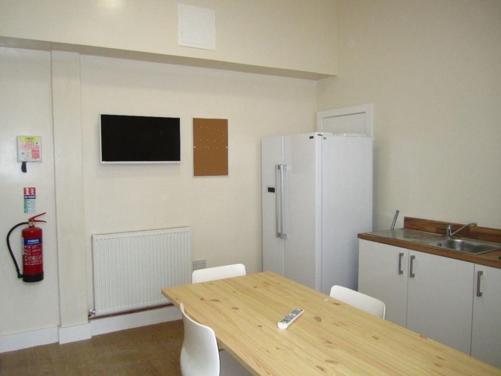 Communal Kitchen Din
