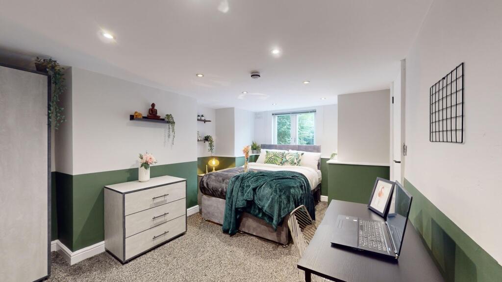 This beautifully designed double bedroom featur...