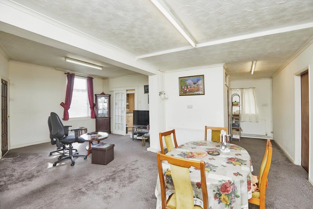 Lounge/Dining Room