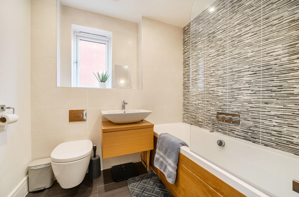 1395338-6-695e2e5...