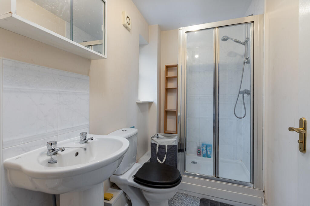En-suite shower r...