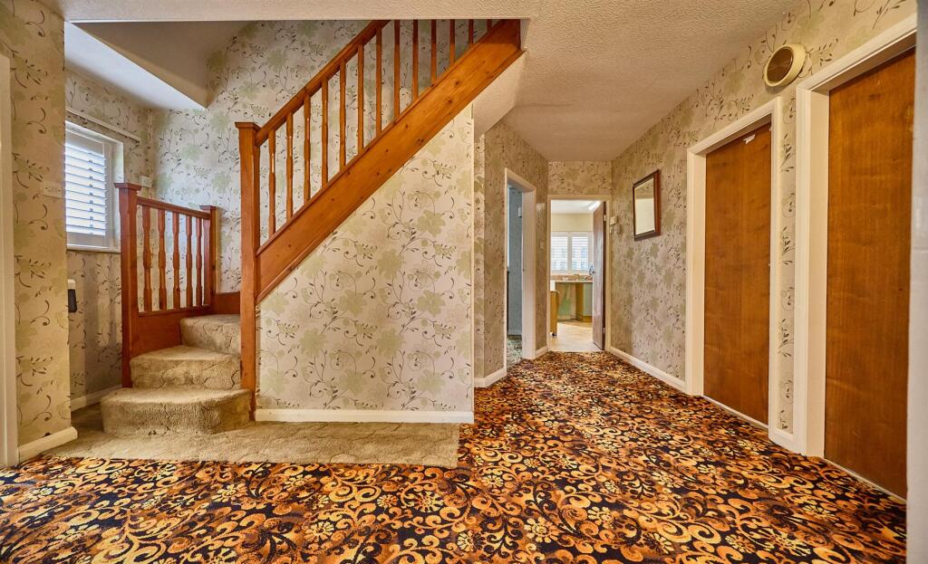 L SHAPED ENTRANCE HALLWAY