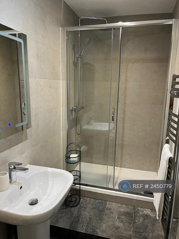 Bathroom 2 (En-Suite)