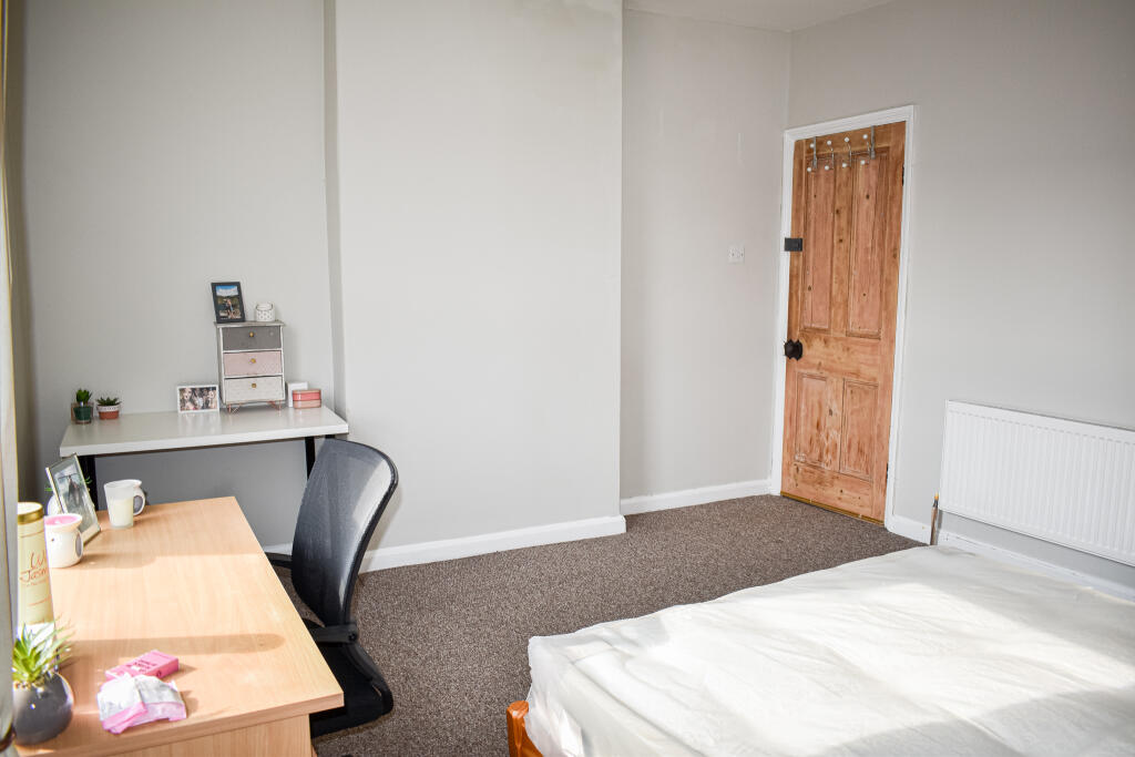 39 Drake - Bedroom (1).jpg