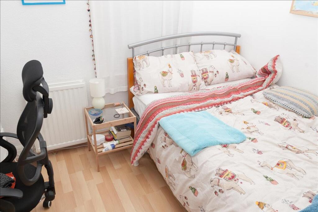 A cozy double bedroom featuring a comfortable b...