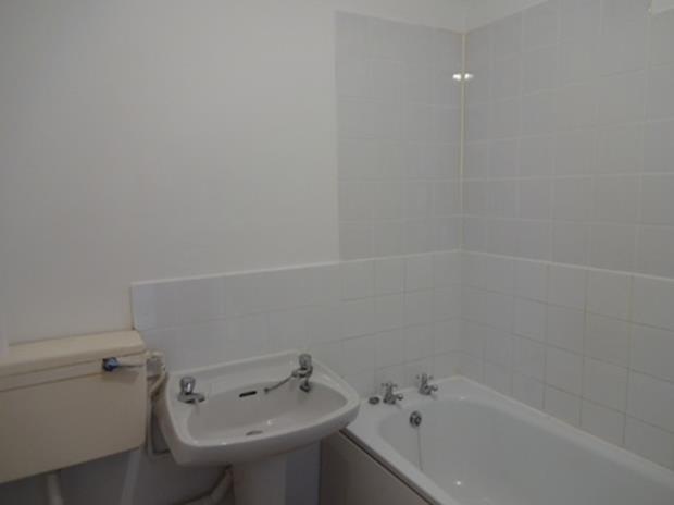 11EvelynWayBathroom1