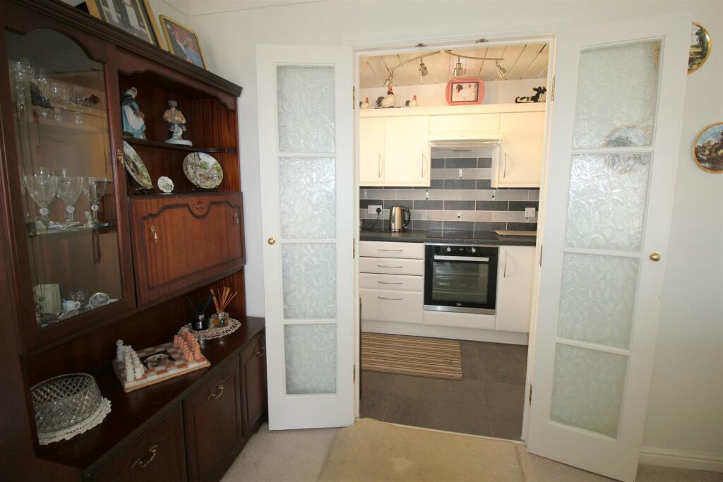 Lystra Court, 17 - Lounge 4.JPG