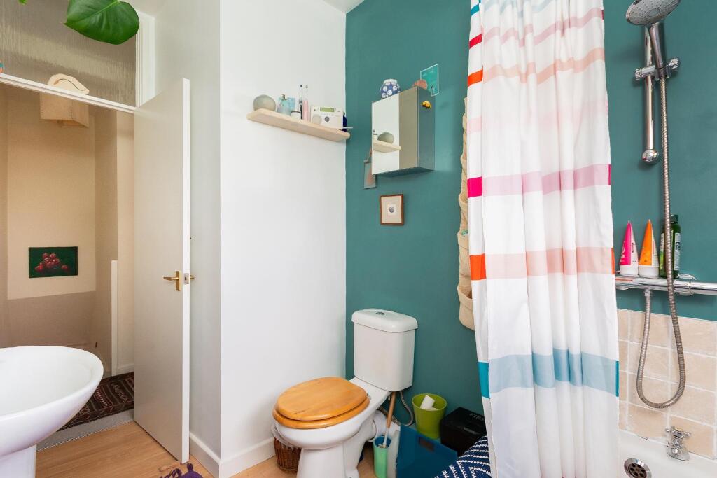 0V7STN - Bathroom B.jpg