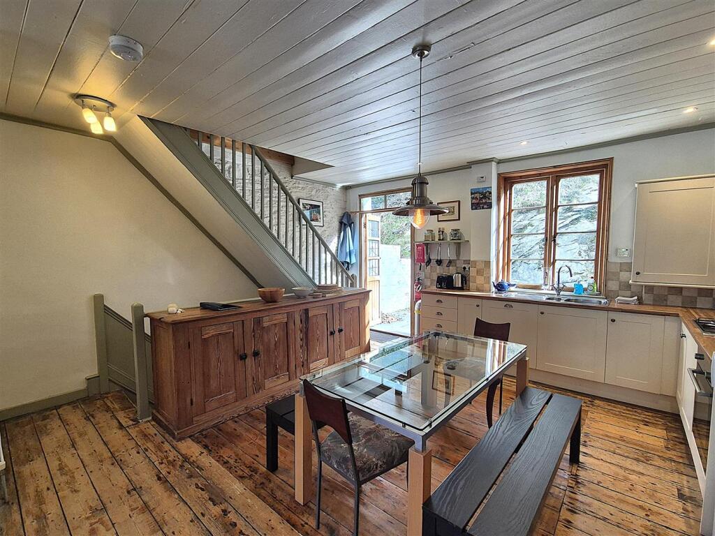 Kitchen dining.jpg