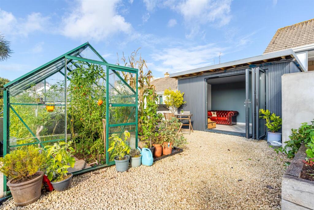 A08 - 10 Grenville Close, Stokenham - 250930.jpg