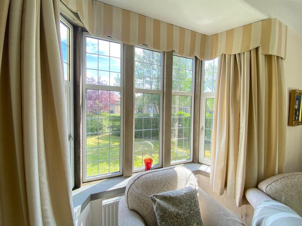 feature bay window in lounge.jpg