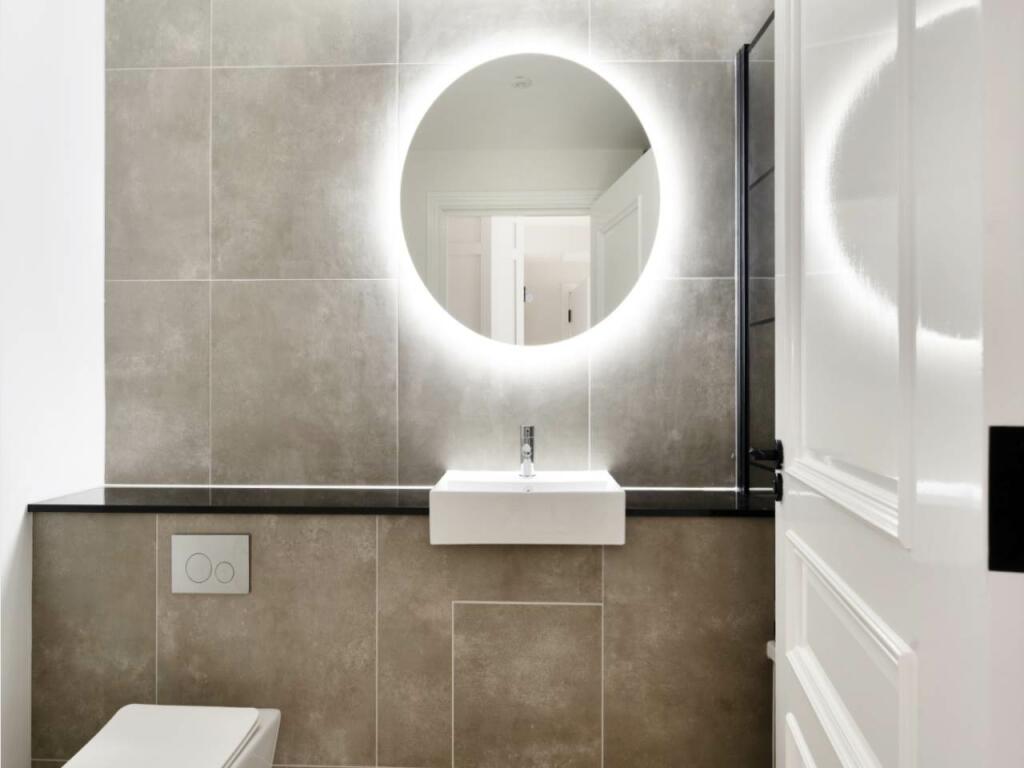 flat 7 - bathroom