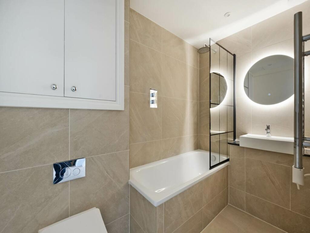 flat 8 bathroom2