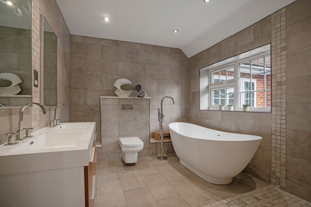 Principal bedroom with en suite