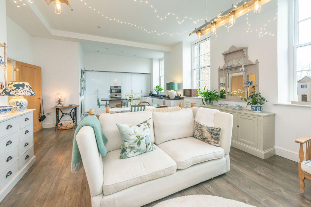 STUNNING OPEN PLAN KICHEN/DINER/LOUNGE