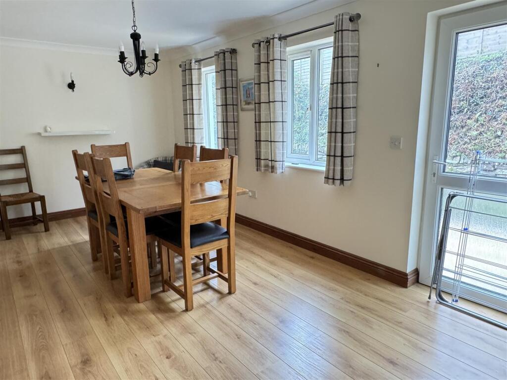 Dining Room/Bed 4
