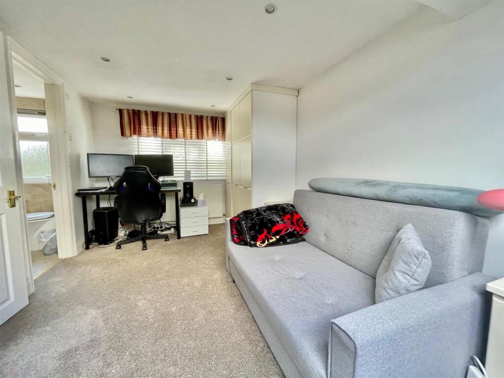 17 Laurel Ave top floor bedroom.jpg