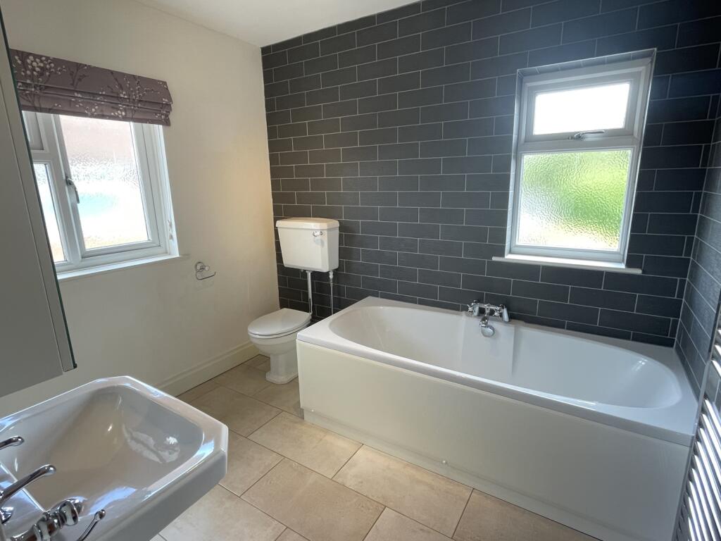 12 Roundhill Close, Exeter - bathroom
