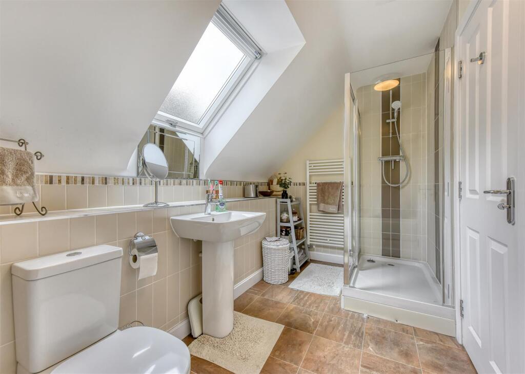 4 Great Hall Grove-bathroom2b.jpg