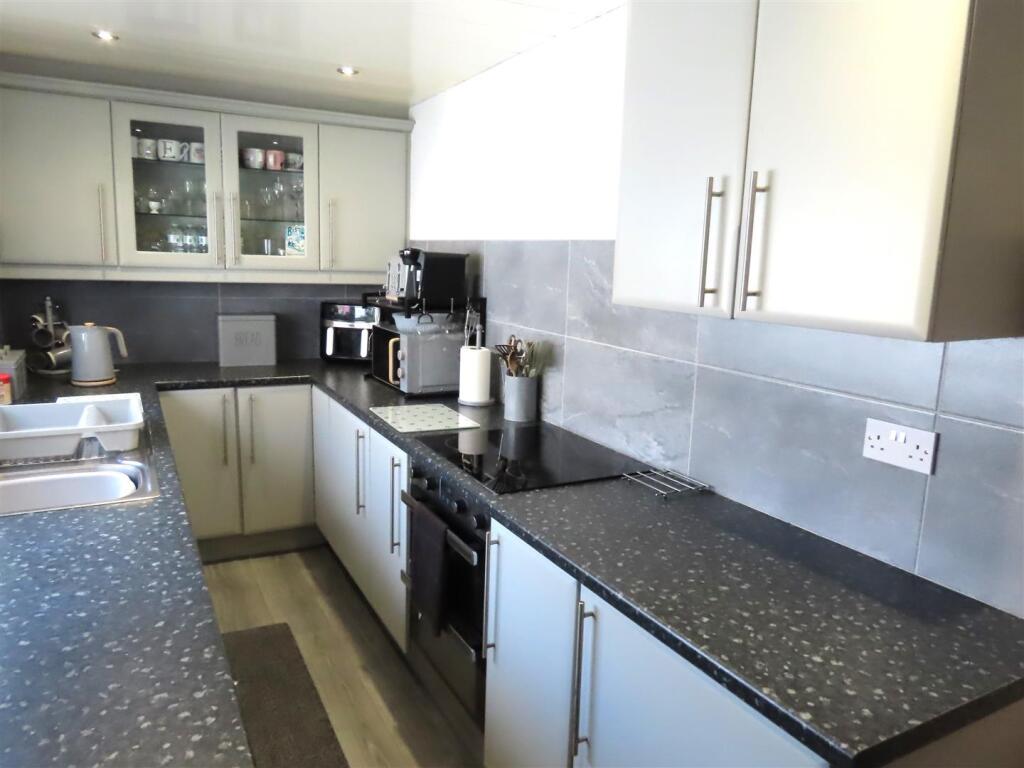 MODERN KITCHEN