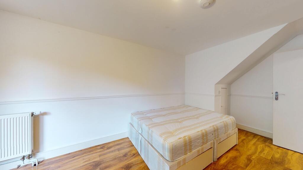 Bright and clean double bedroom with ample natu...