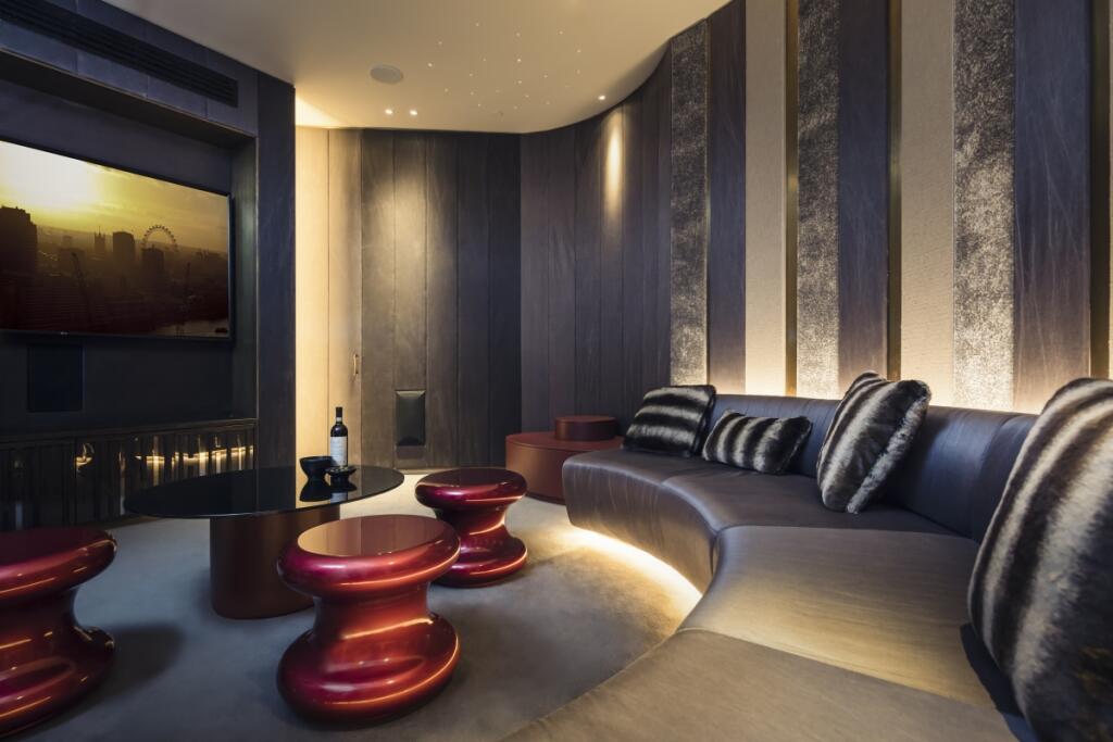 D648-LSq-Lifestyl...