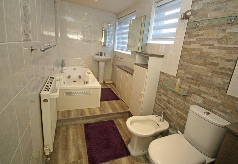 En-suite bathroom 