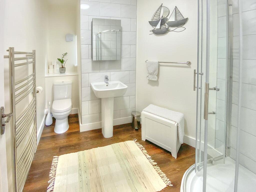 En Suite Shower Room: