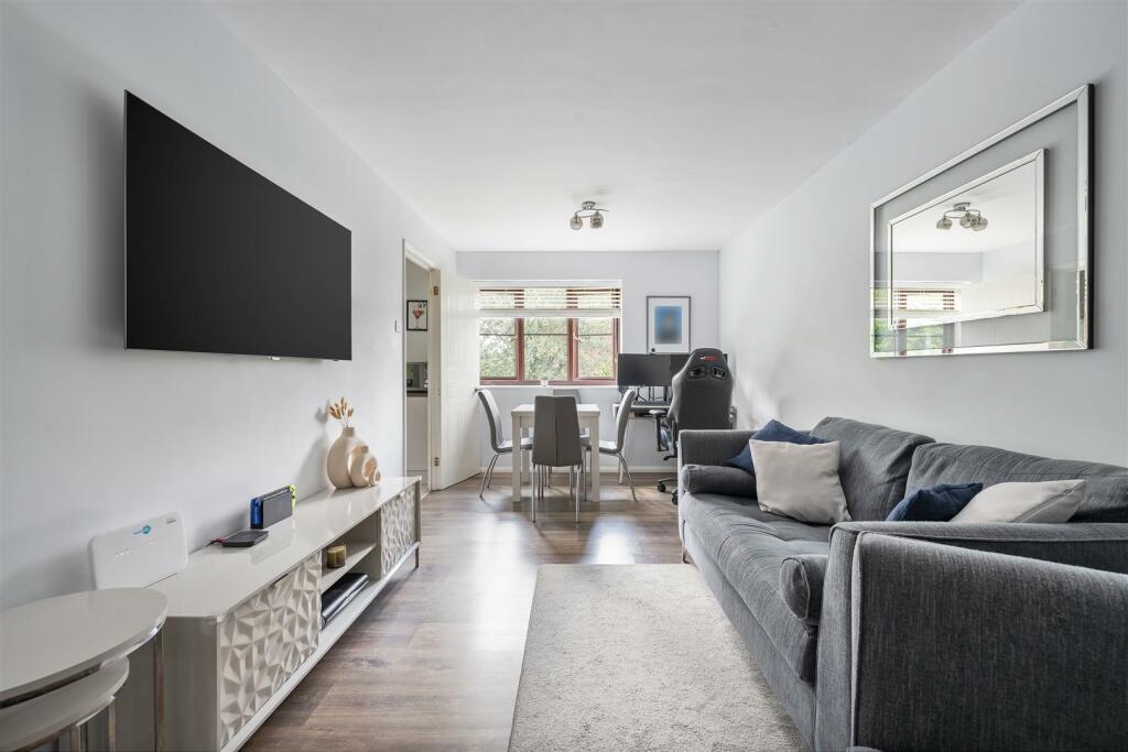 Thurlow Close