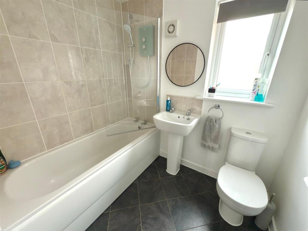 MAIN BATHROOM.jpg