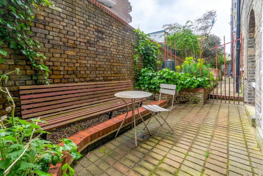 25 To Let 2 Bedroom Flat garden N1 EC1 www.steele.