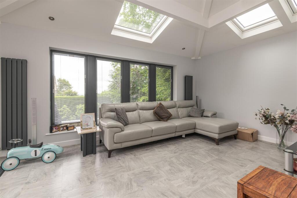 36 - 14 Broomfield Road HD2 2HG.jpg