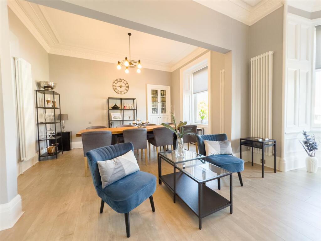 Lounge/Dine