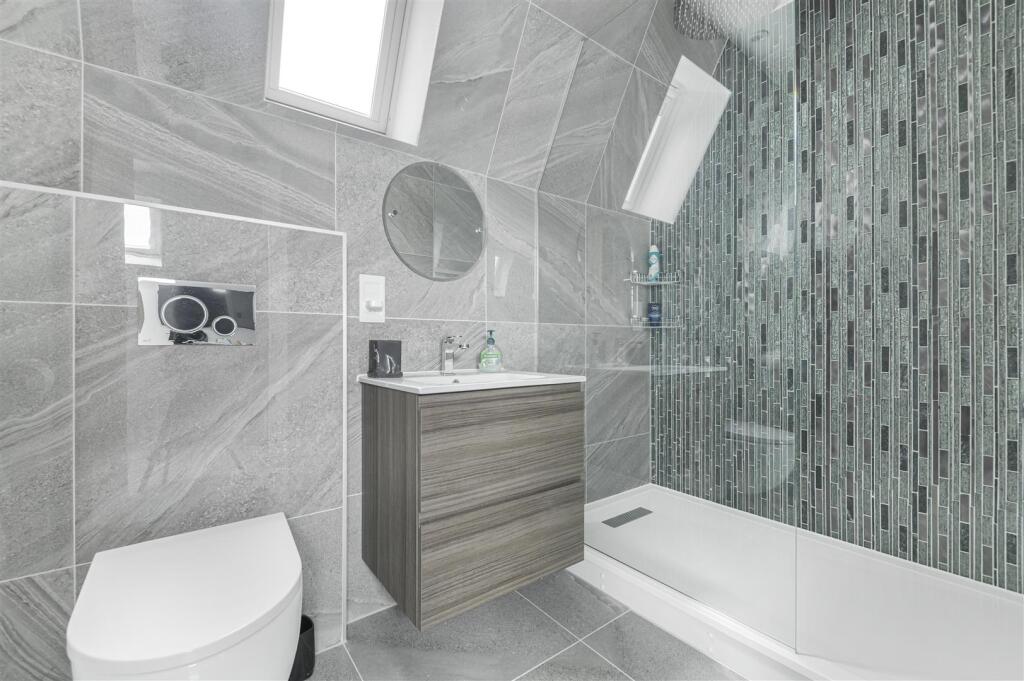 EN-SUITE SHOWER ROOM (3)