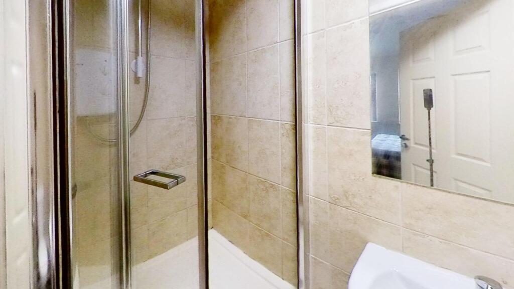 22-Pocklingtons-Walk-F4-Bathroom.jpg