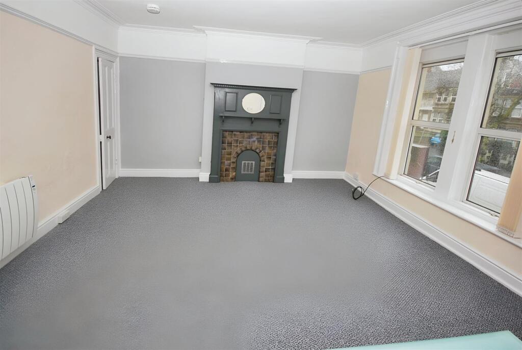 Living/sleeping area