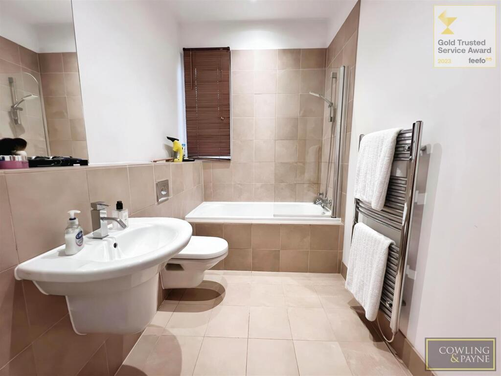En suite Bathroom to Master Bedroom