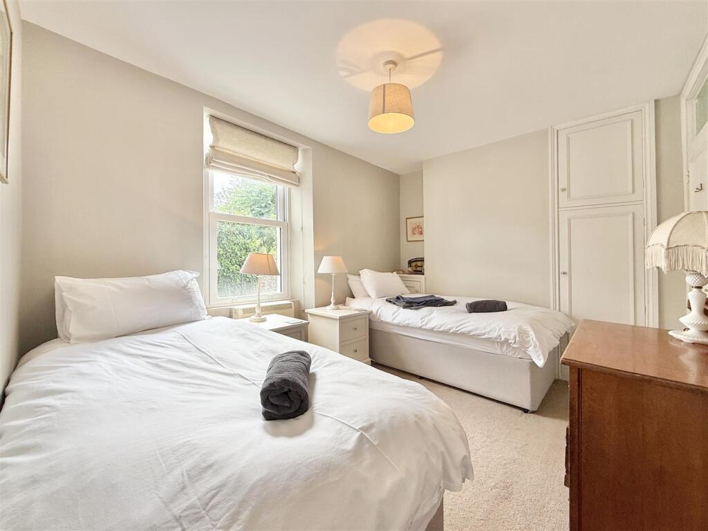 Four Decks - Bedroom 2.jpg