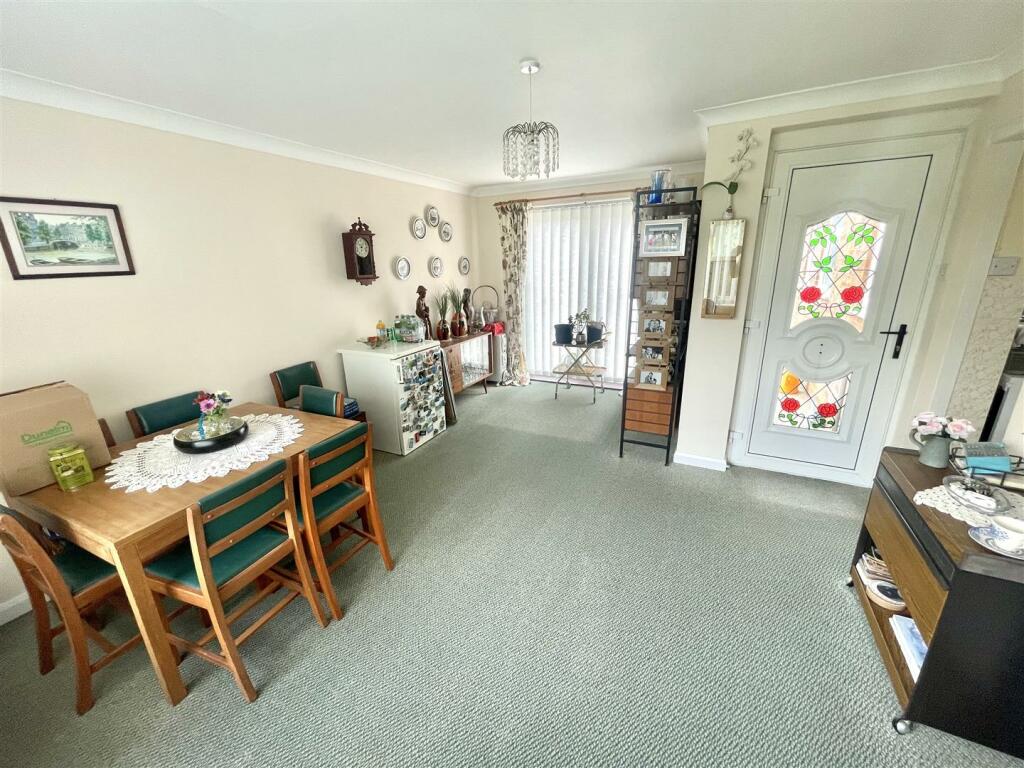 'L' SHAPED GARDEN ROOM :