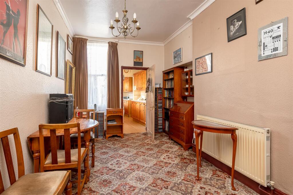 LIVING/DINING AREA