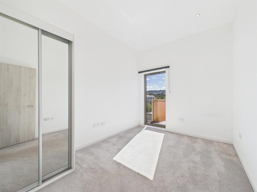 5 - Modern 2-Bedroom Flat for Auction in Bath.jpg