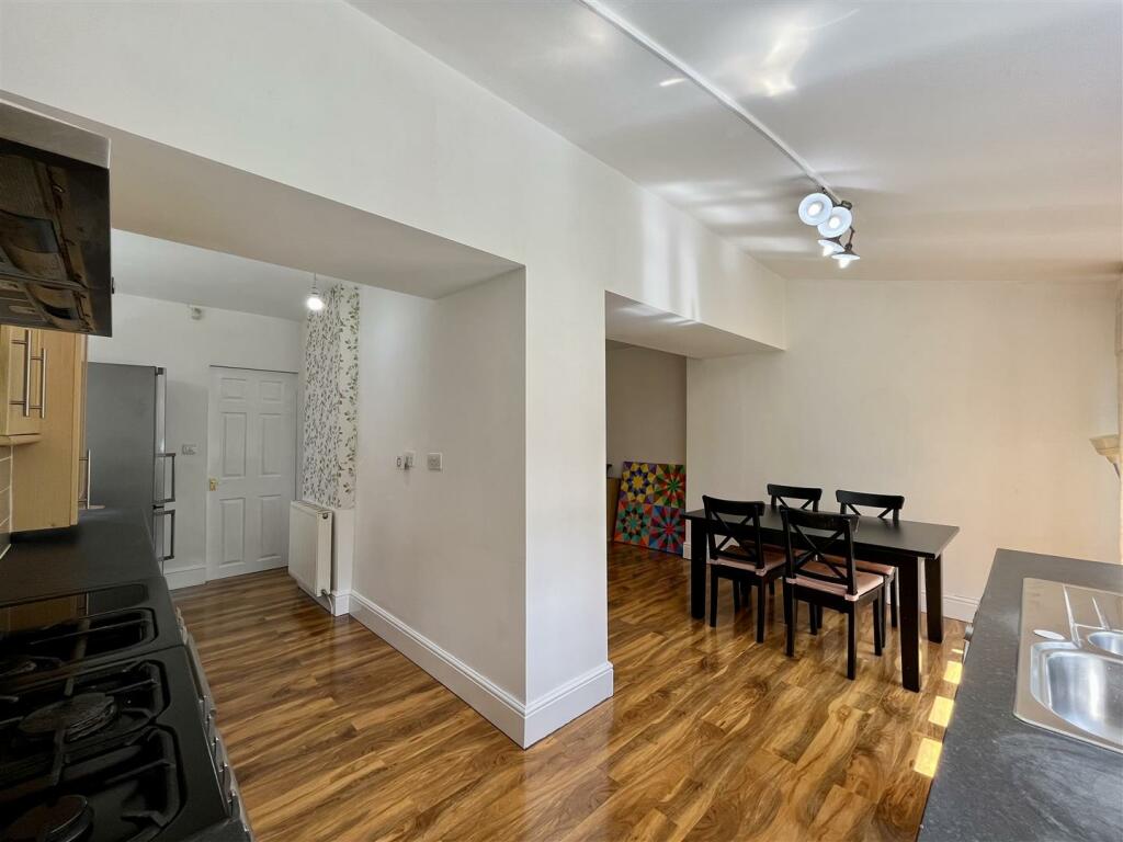 Kitchen / Dining Area