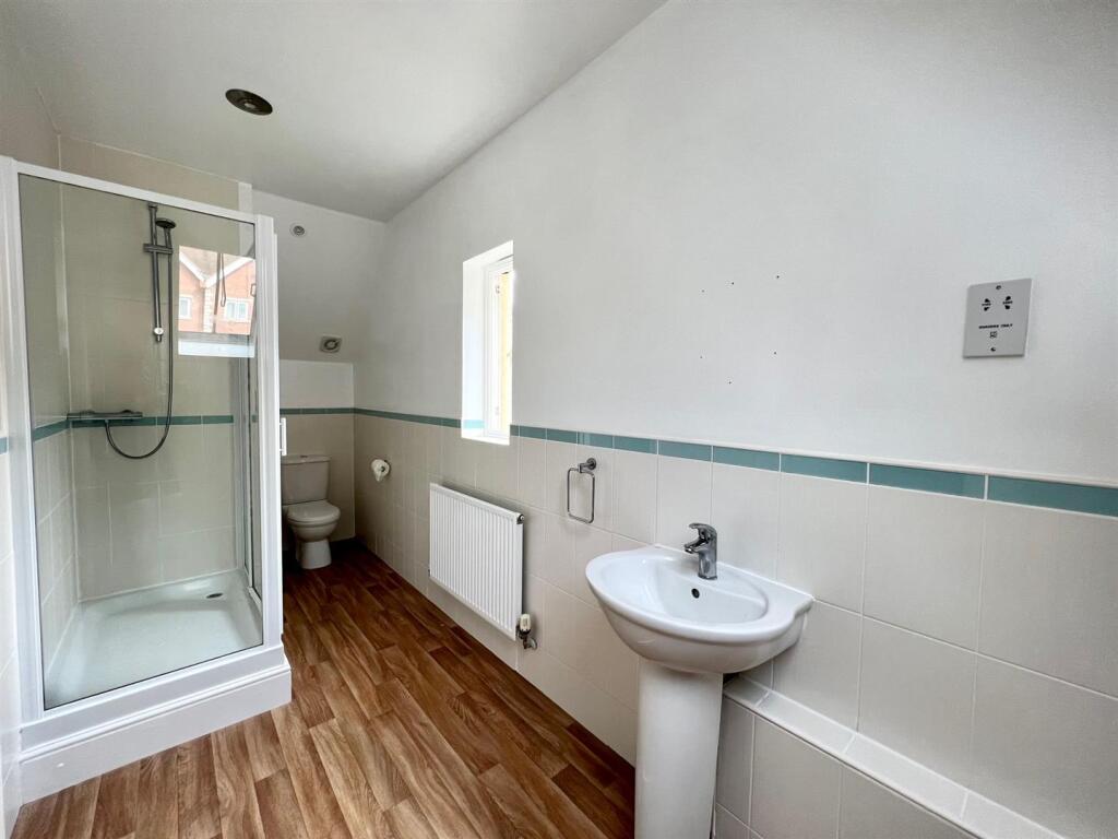 11 croft ensuite.jpg
