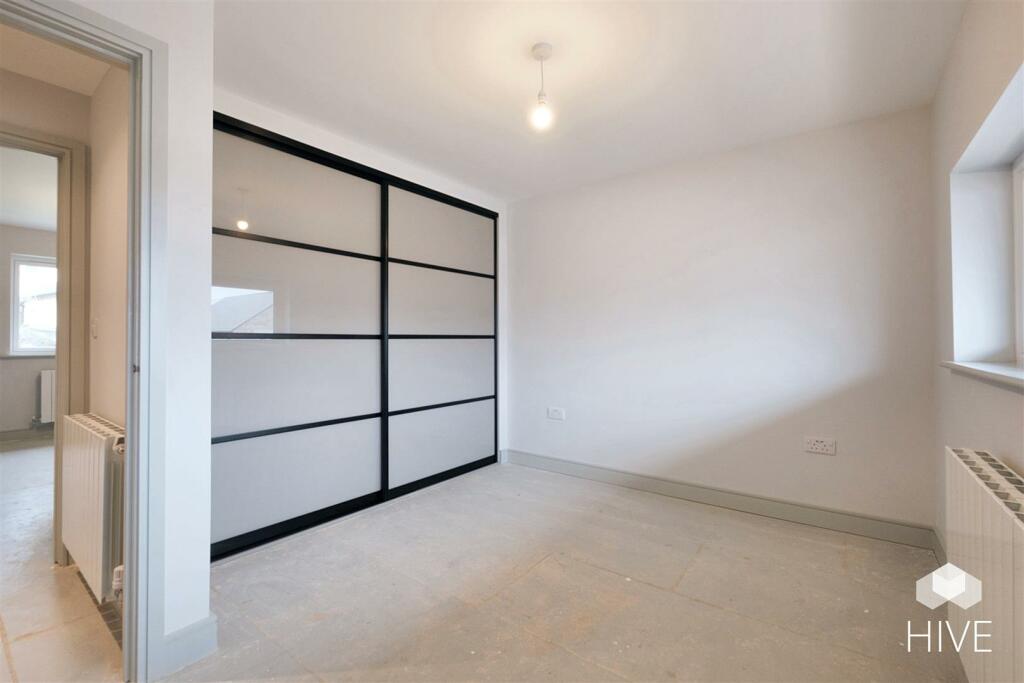 Bed 4 - Contemporary fitted wardrobe