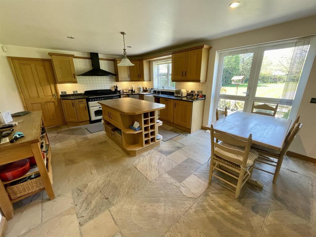 3. kitchen.JPEG